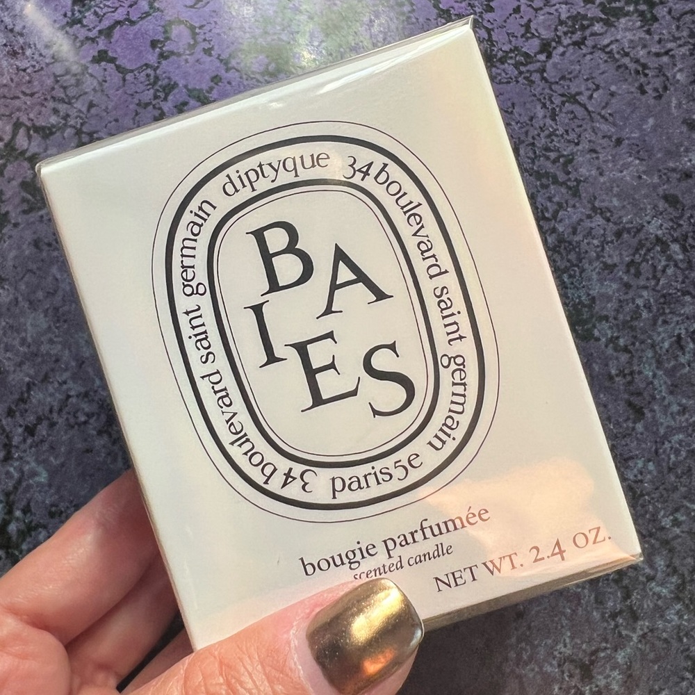 BAIES (BERRIES) Small Classic Candle NWOT